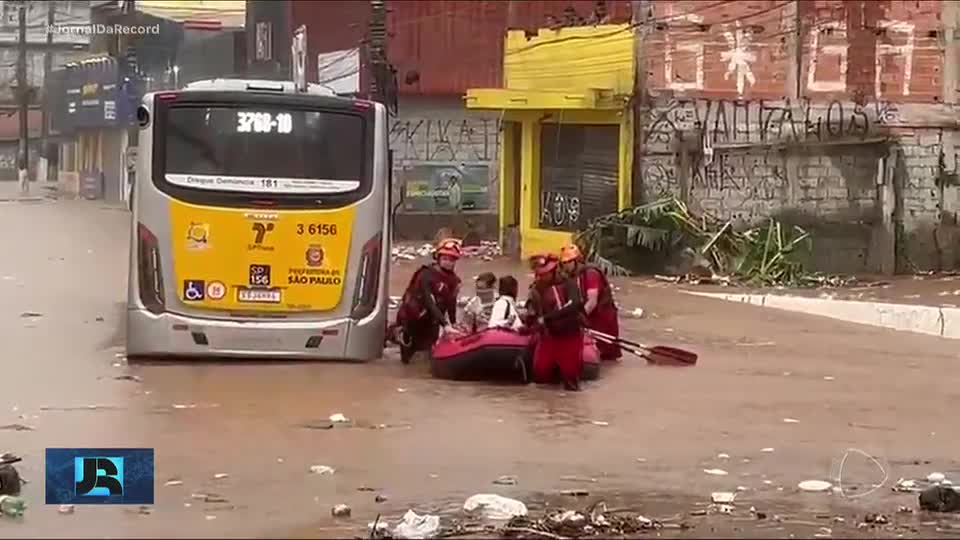 Tempestade provoca transtornos na capital e região metropolitana de SP nesta quinta-feira (8)