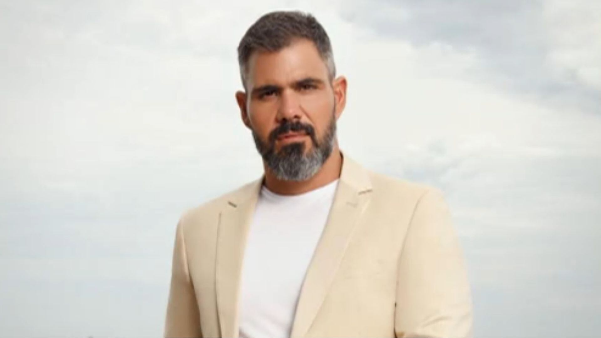 Juliano Cazarré explica por que compra 36 caixas de leite no mercado