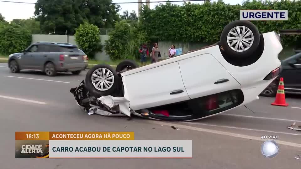 Carro capota no Lago Sul (DF) na tarde desta quinta-feira