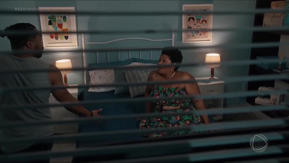 Vandame descobre que a esposa vende roupa íntima em casa para complementar a renda