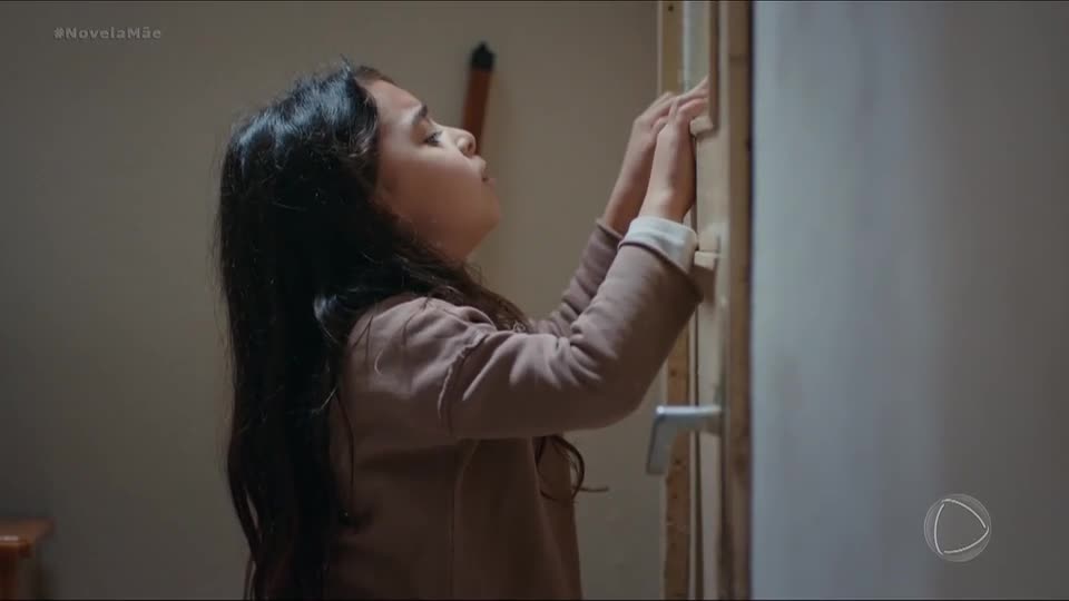 Melek é castigada por Cengiz e se preocupa com o irmão | Mãe