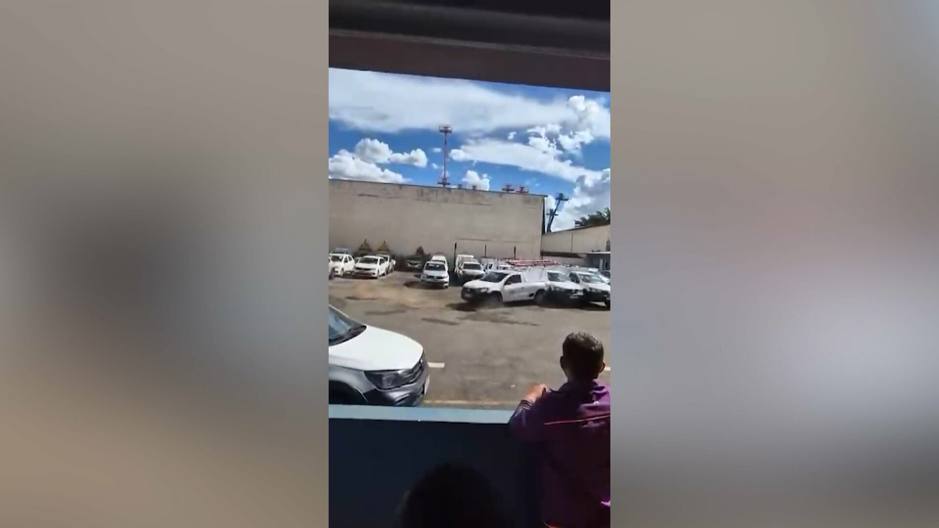 Funcionário tem surto após ser demitido e bate em carros