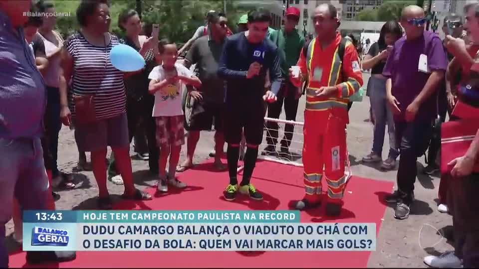 Dudu Camargo comanda desafio do pênalti no Viaduto do Chá, centro de São Paulo