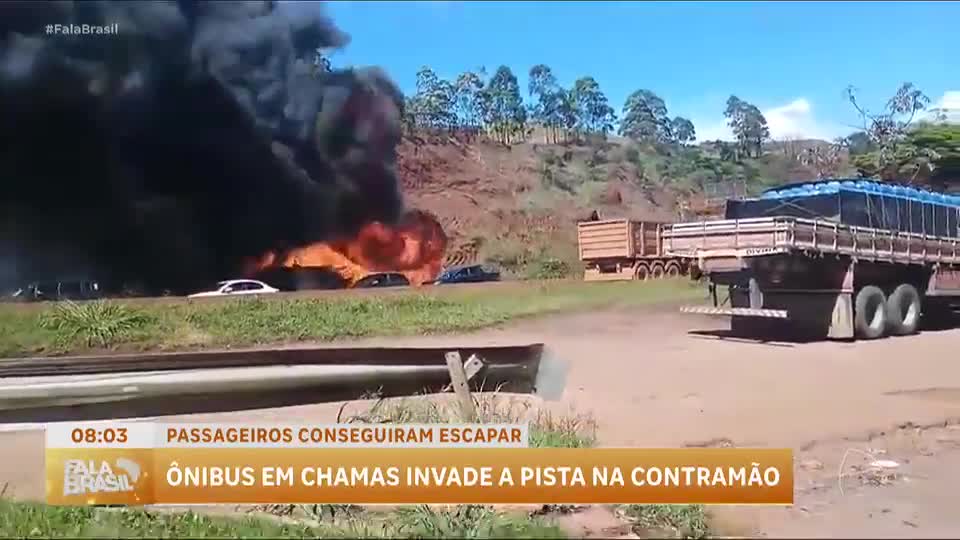 Ônibus clandestino de turismo pega fogo e causa interdição na Fernão Dias, em MG