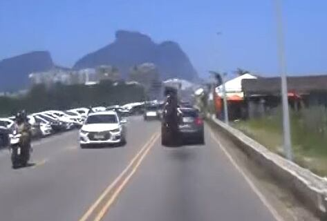 Acidente entre moto e carro é registrado ao vivo no Rio
