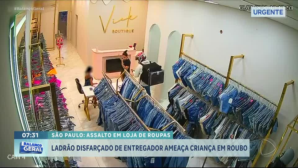 Ladrão disfarçado de entregador ameaça criança durante assalto a loja de roupas em São Paulo