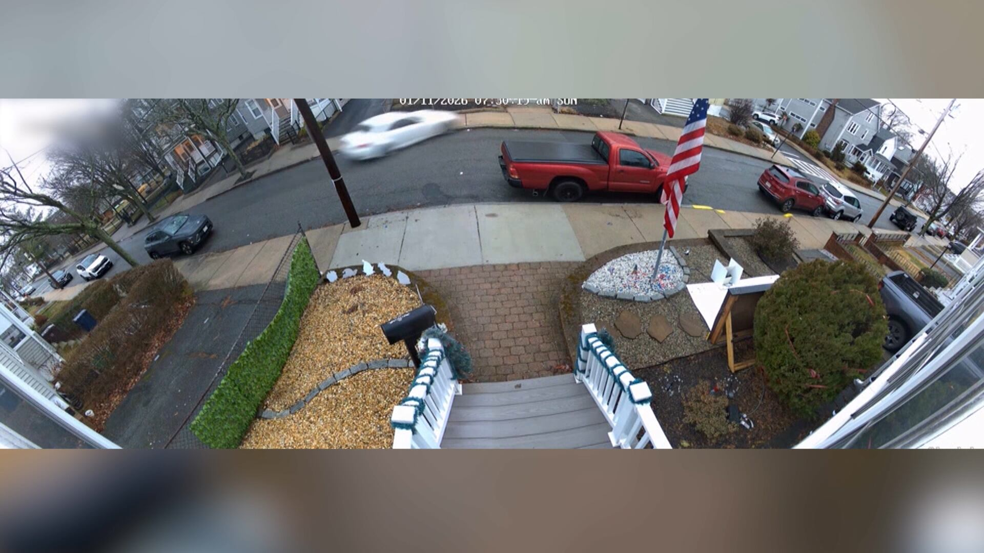 Motorista perde o controle na lombada e bate em casas