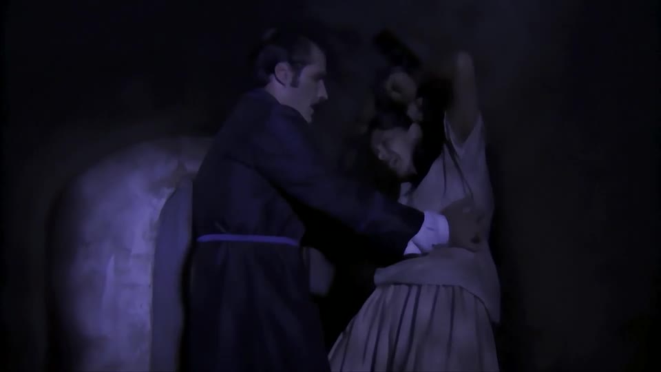 Leôncio prende Isaura e diz que a ama como nunca amou ninguém | A Escrava Isaura