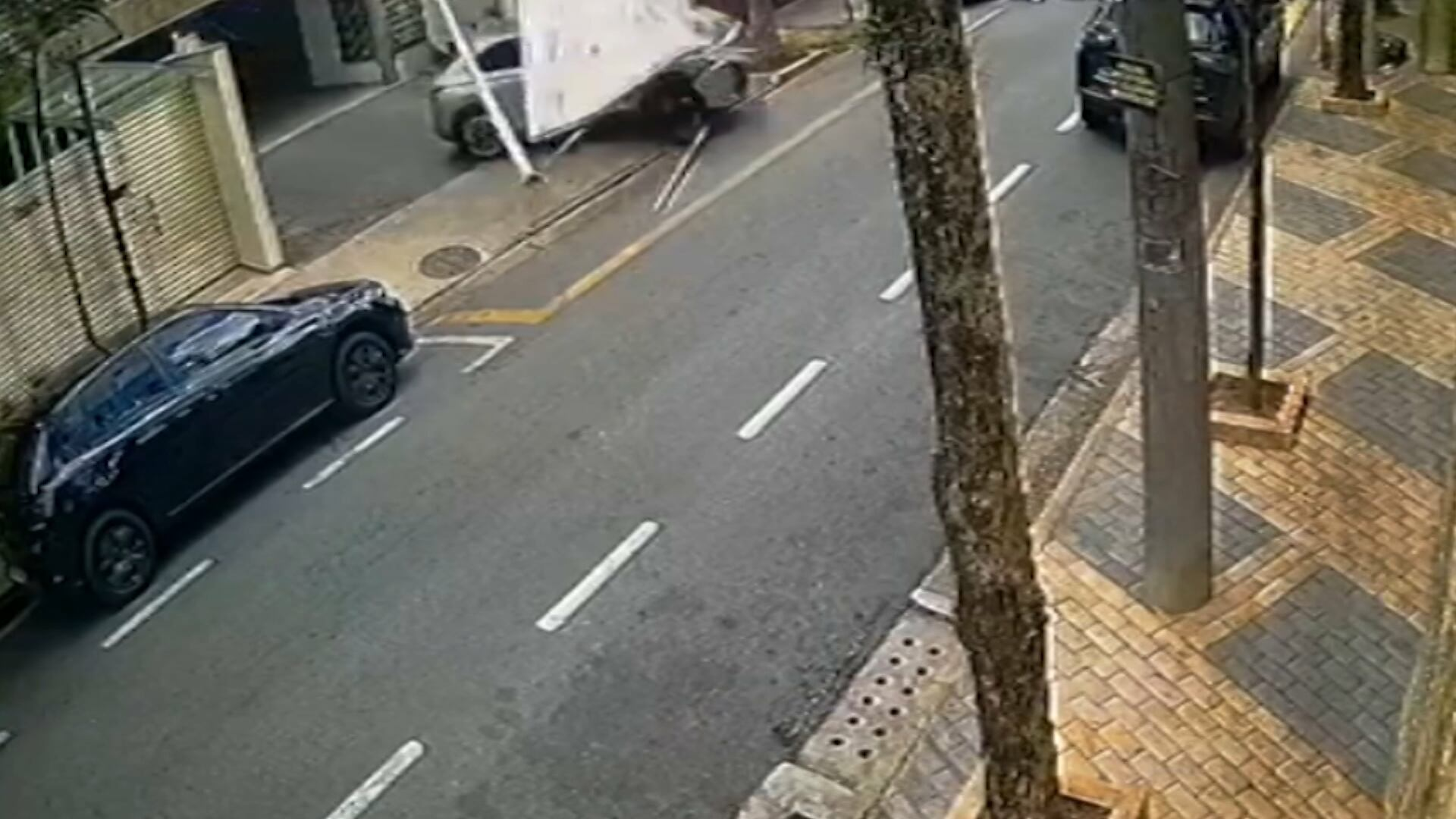 Criminosos invadem prédio com controle de portão roubado