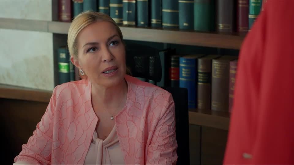 Cahide se mostra disposta a pagar para proteger seu segredo | Mãe