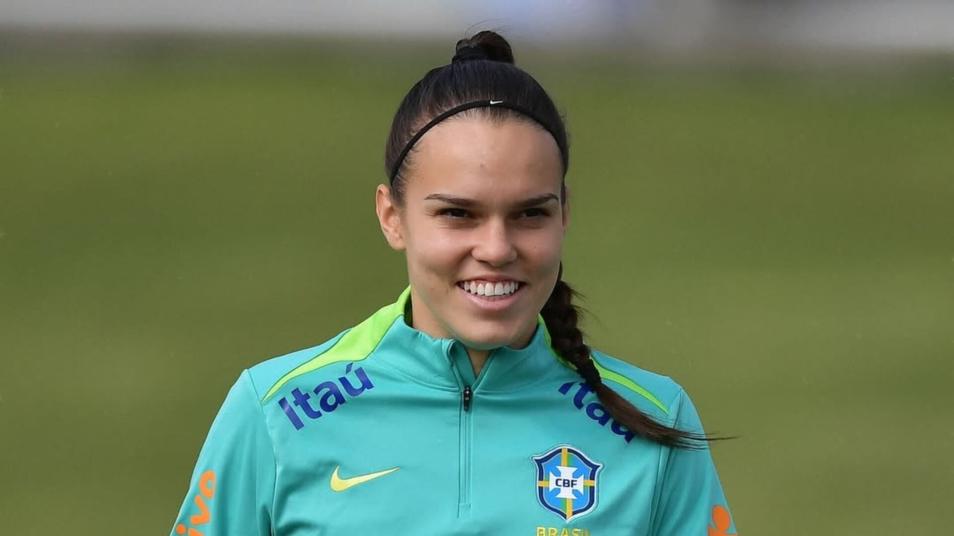 Corinthians oficializa retorno da meio-campista Ana Vitória