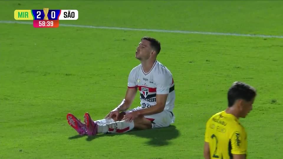 Ferreirinha faz bela jogada na entrada da grande área e serve Cédric, que desperdiça