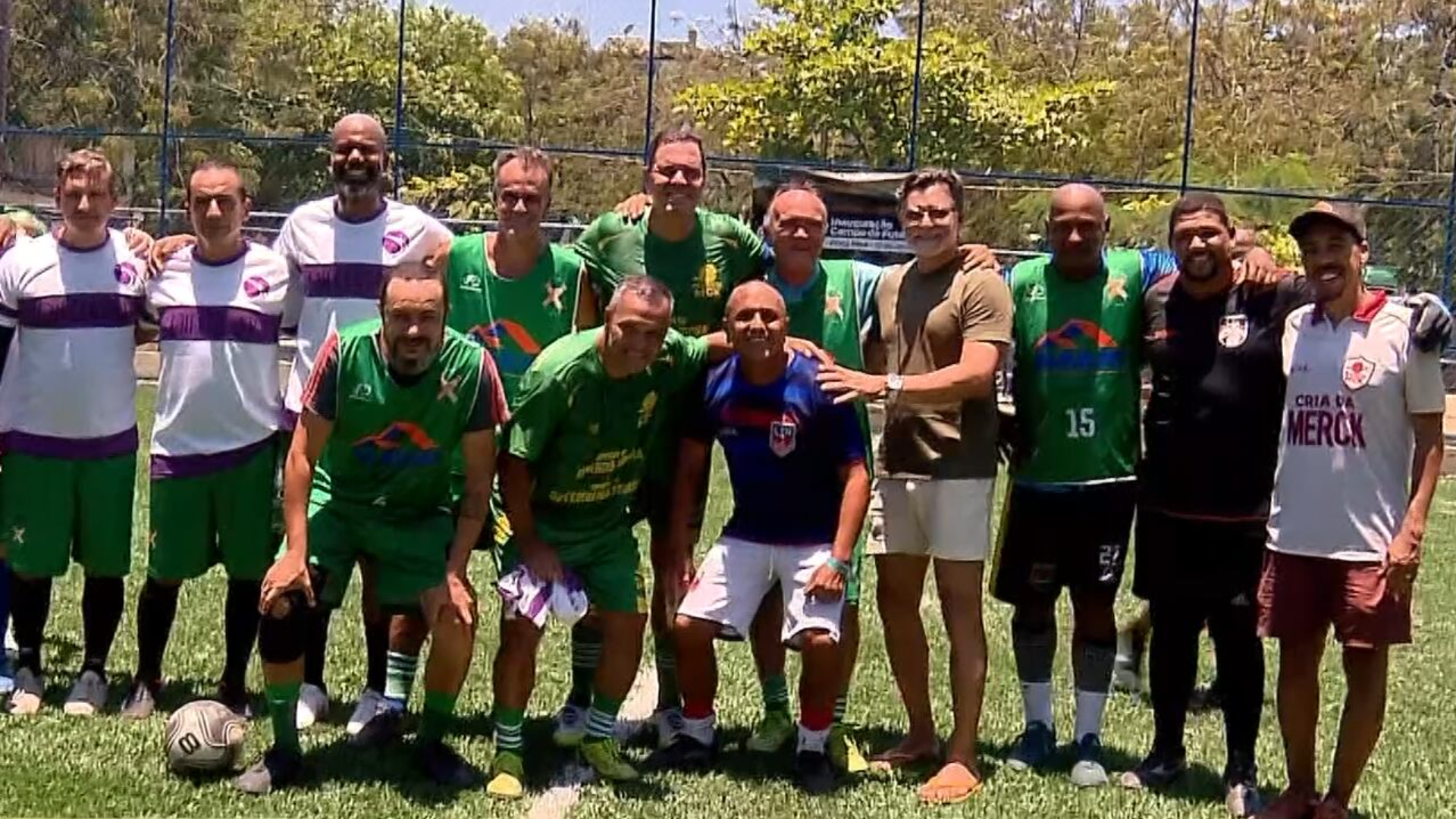 Reinauguração de campo de futebol mobiliza comunidade em Jacarepaguá, zona sudoeste do Rio