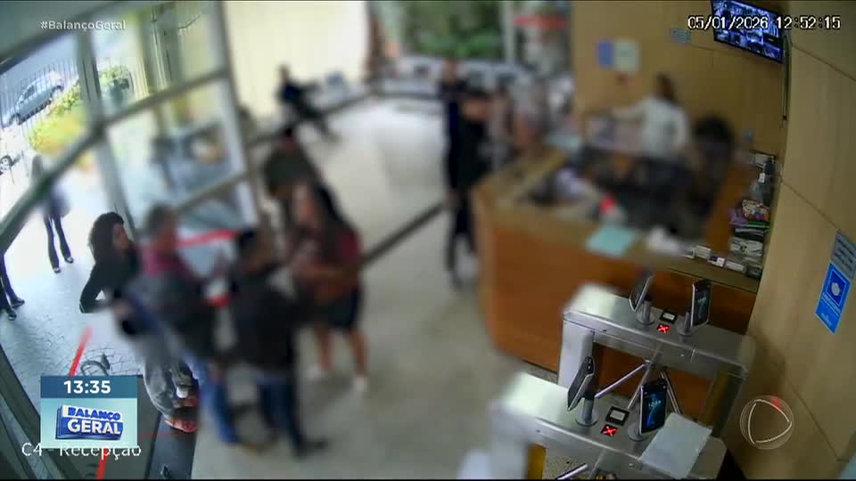 Briga na catraca de hospital termina em agressão e porta de vidro quebrada em SP