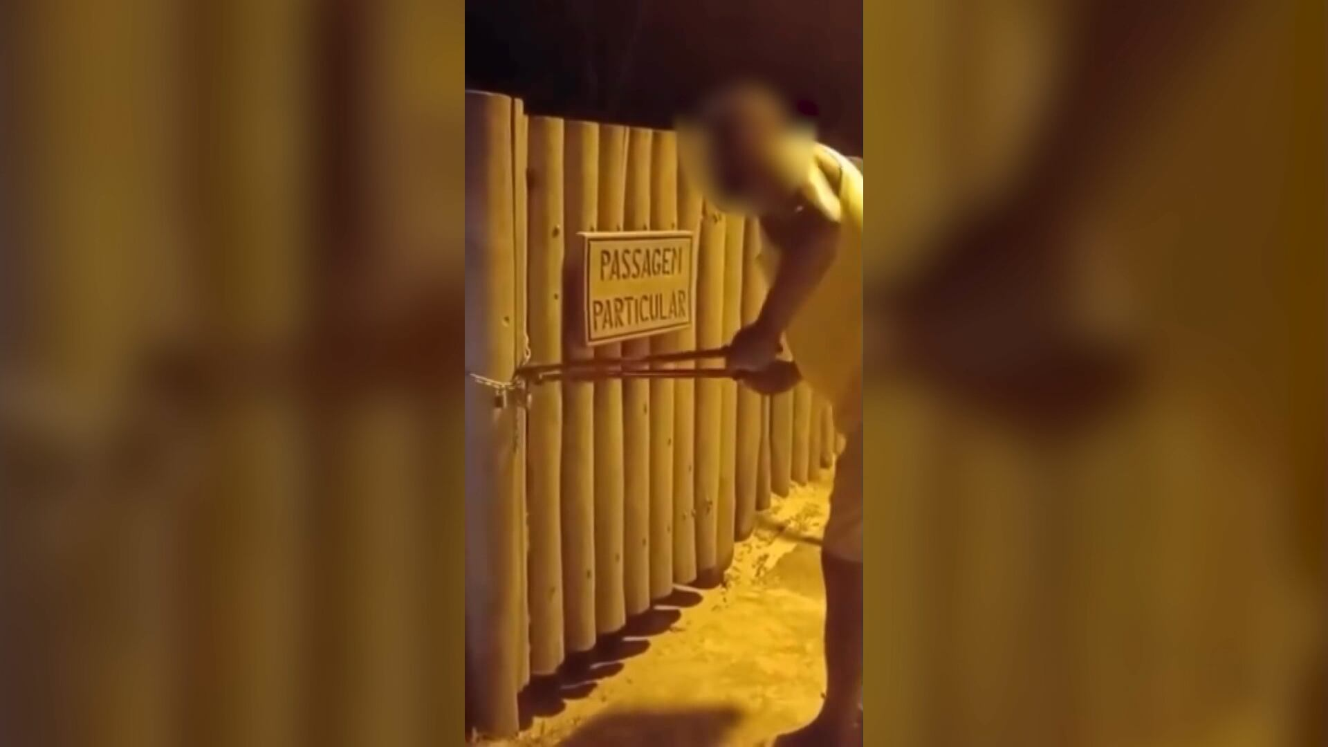 Turistas fecham praia com portões e cadeados em São Sebastião (SP)