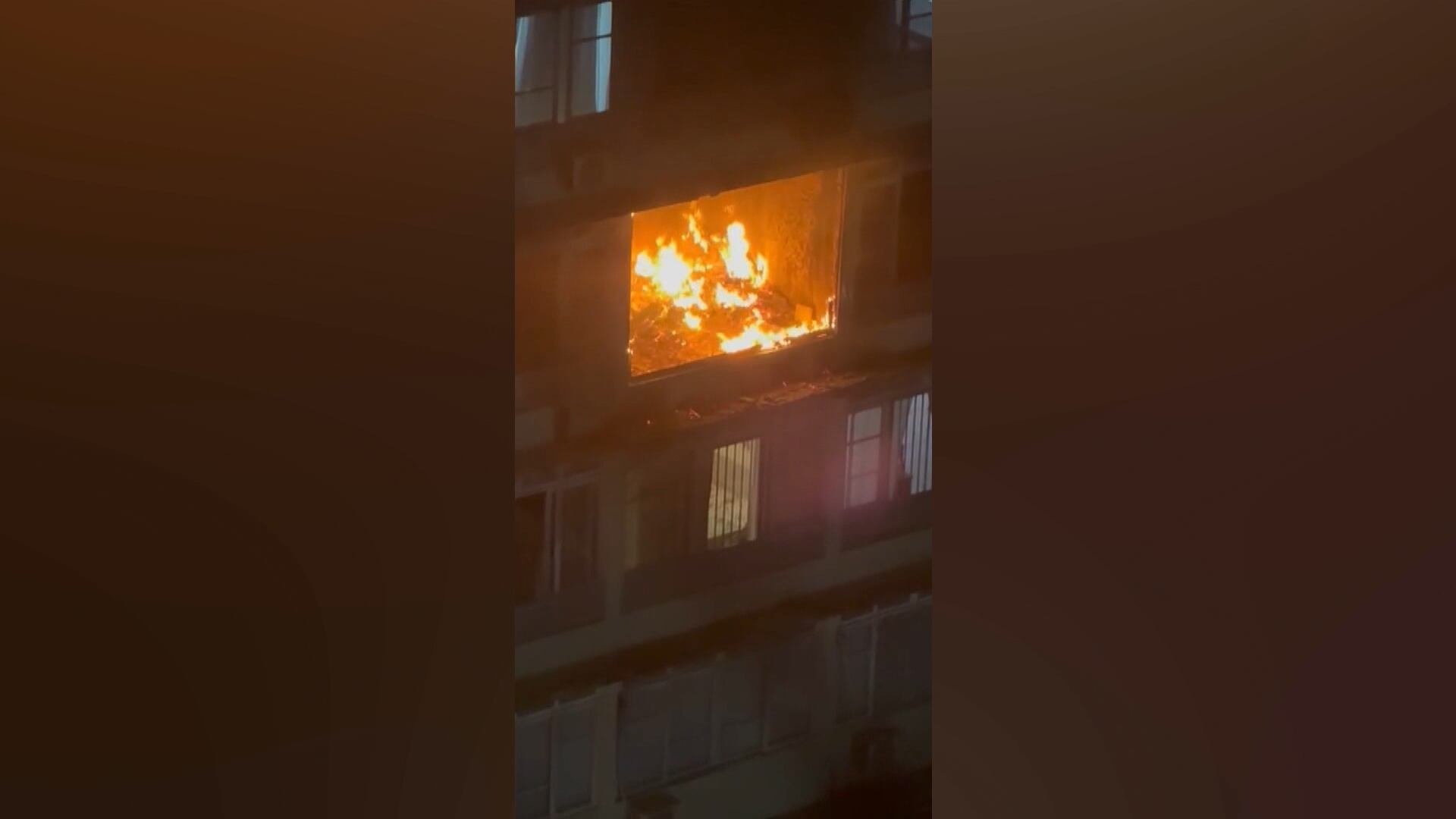 Homem de 93 anos escapa de incêndio pela sacada do prédio