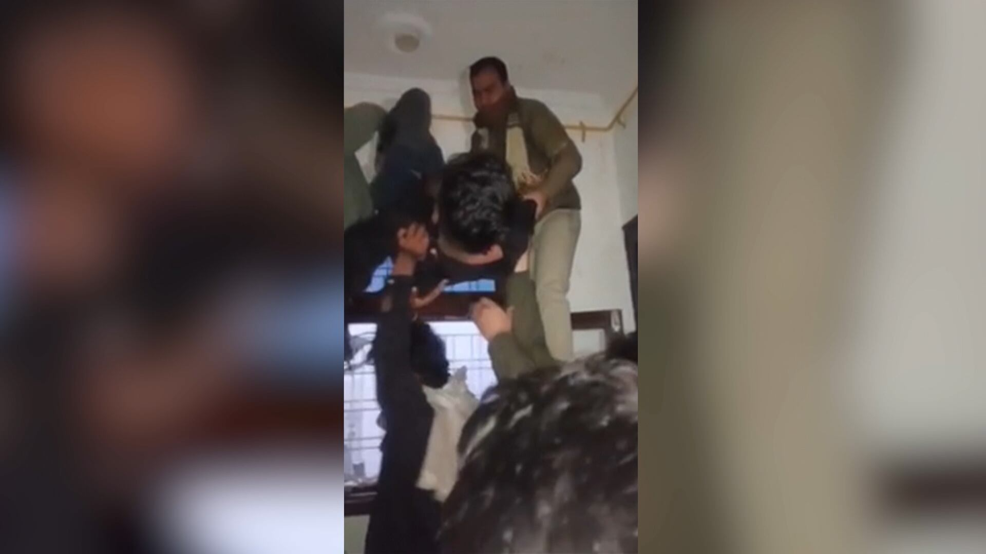 Suspeito tenta invadir casa e fica entalado em parede