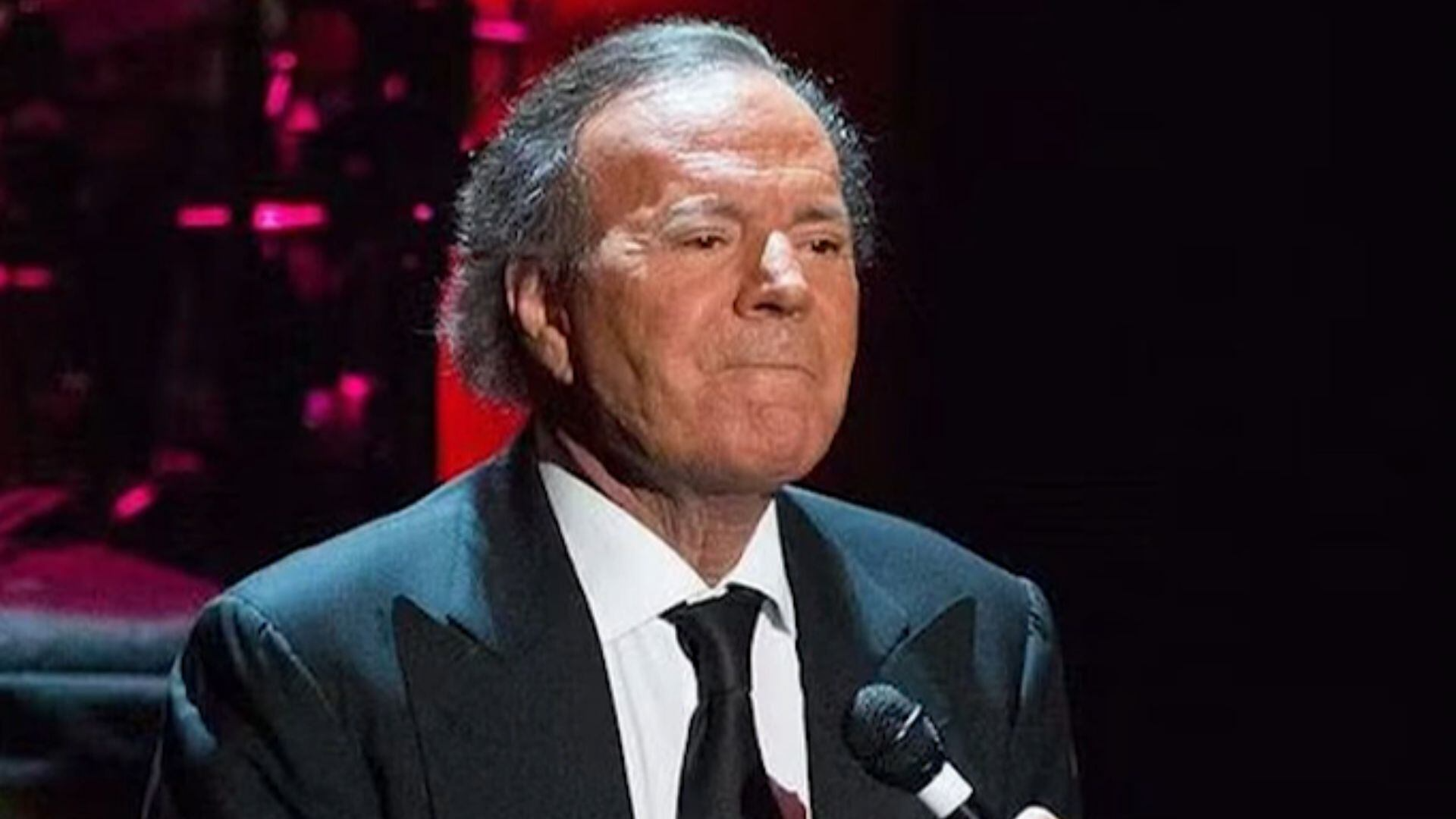 Julio Iglesias é acusado de assédio sexual por ex-funcionárias