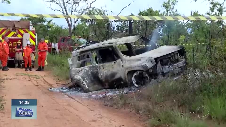 Perícia tenta identificar corpo encontrado em veículo incendiado na Estrutural (DF)