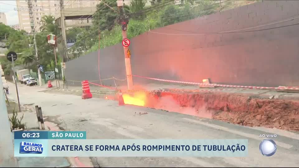Cratera se abre, derruba poste e provoca explosões em rua de Osasco (SP)