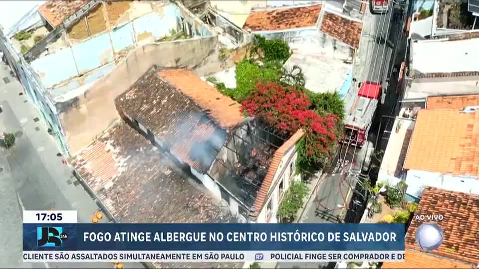 Incêndio de grandes proporções atinge casarão no centro histórico de Salvador (BA)