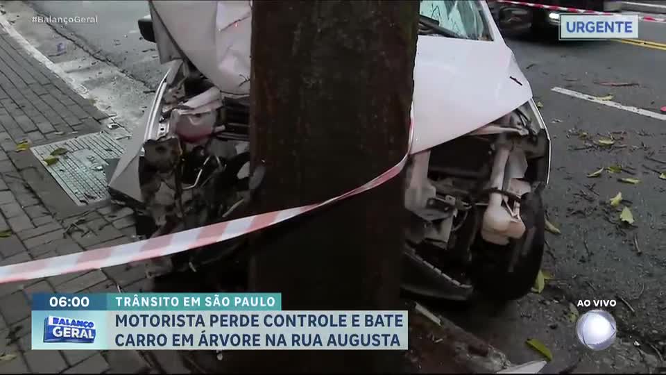 Motorista perde controle e bate carro contra árvore na rua Augusta, em São Paulo