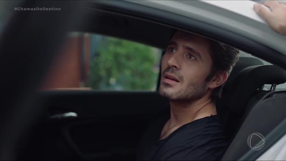 Ömer é levado à delegacia como suspeito no incêndio | Chamas do Destino