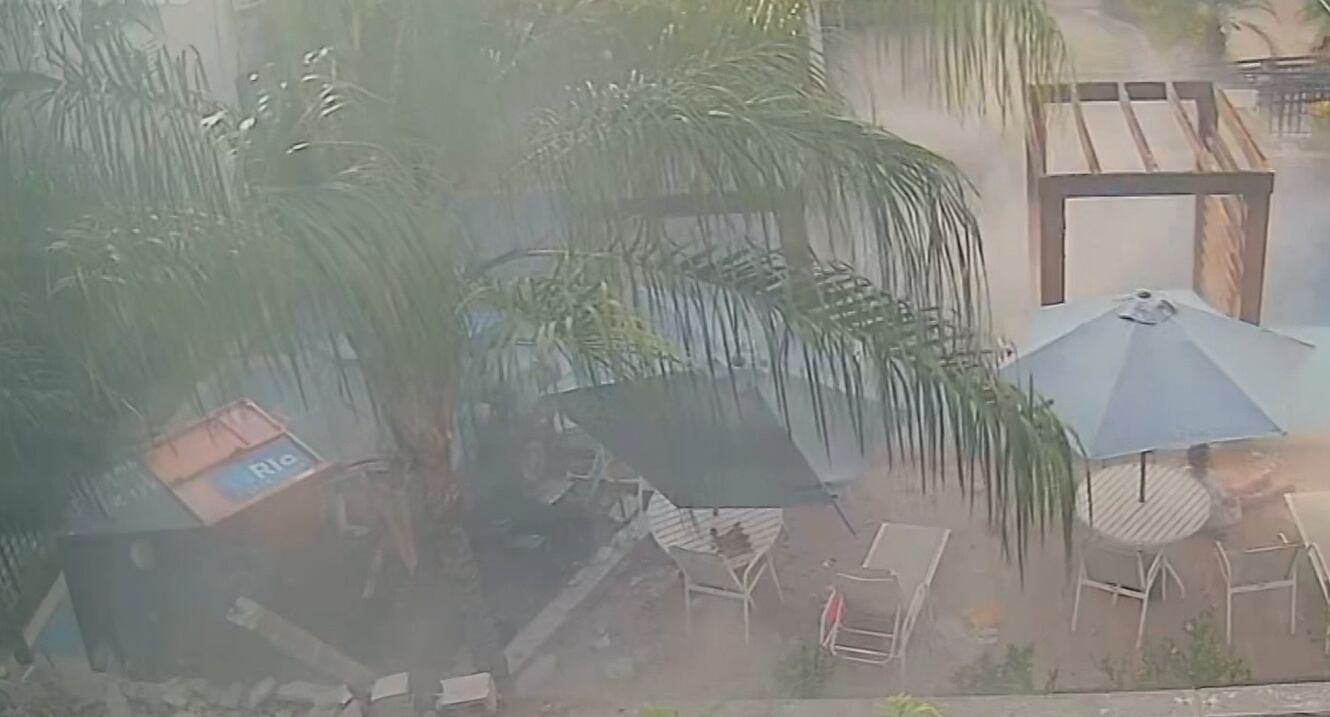 VÍDEO: Caminhão da Comlurb despenca e invade área de lazer de condomínio na zona norte do Rio