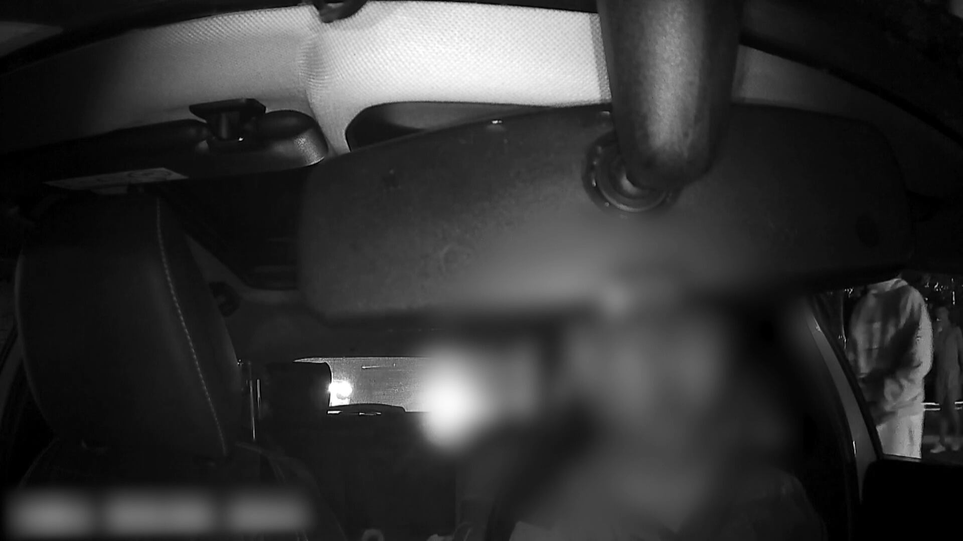 Ladrão quebra vidro de carro e rouba pertences da vítima