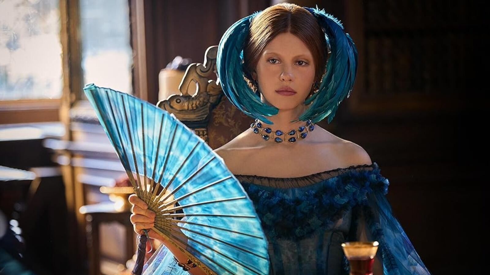 Mia Goth revela que gosta de mentir sobre 'praticamente qualquer coisa'