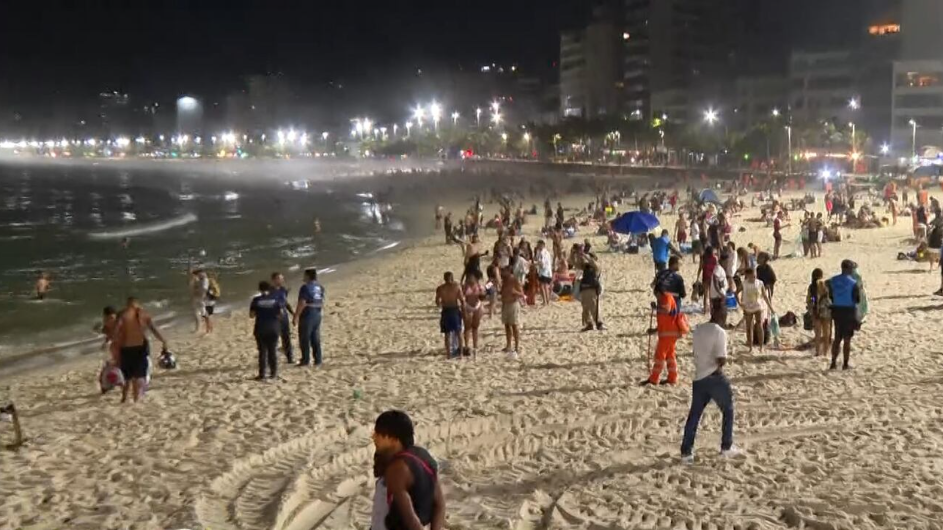 Cariocas e turistas aproveitam noite nas praias para aliviar calor intenso no Rio