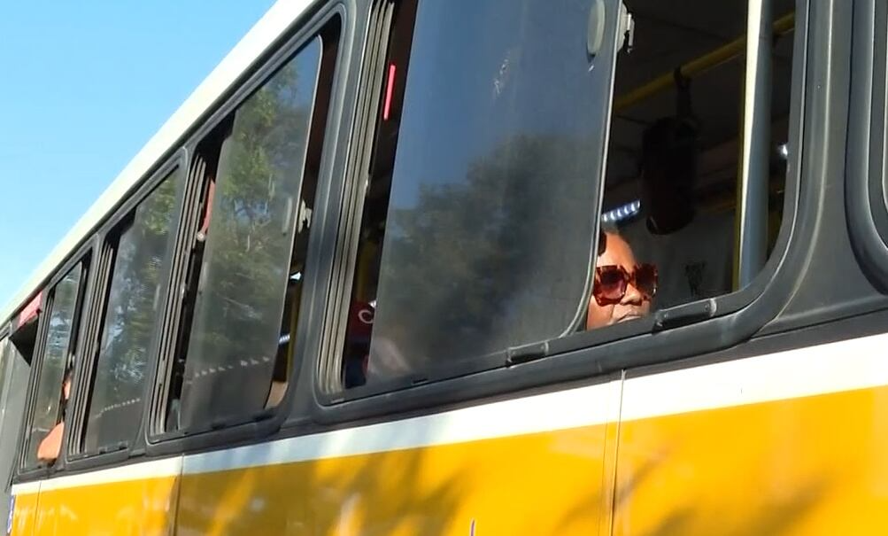 Sauna sobre rodas: passageiros enfrentam ônibus sem ar-condicionado no Rio
