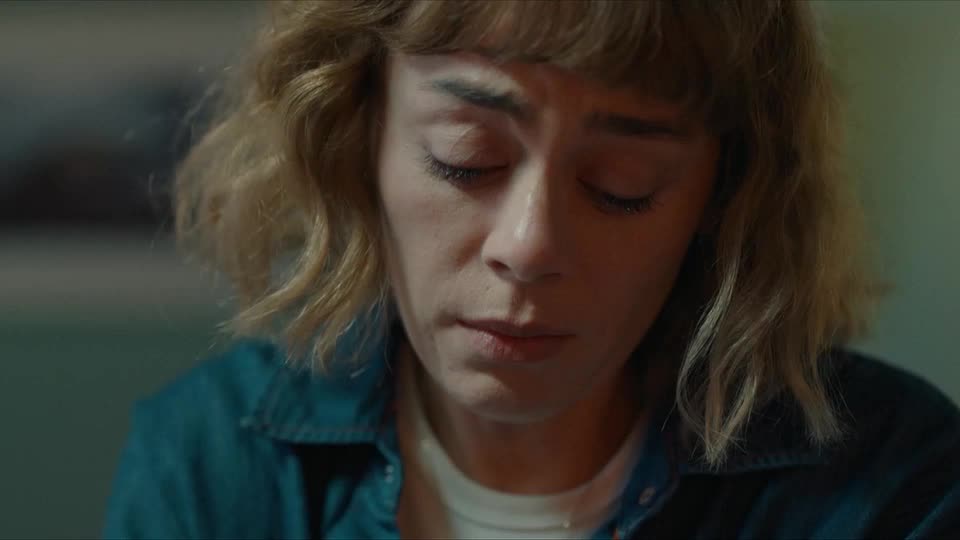 Cemre teme ir para a prisão e não poder mais ver sua filha | Chamas do Destino