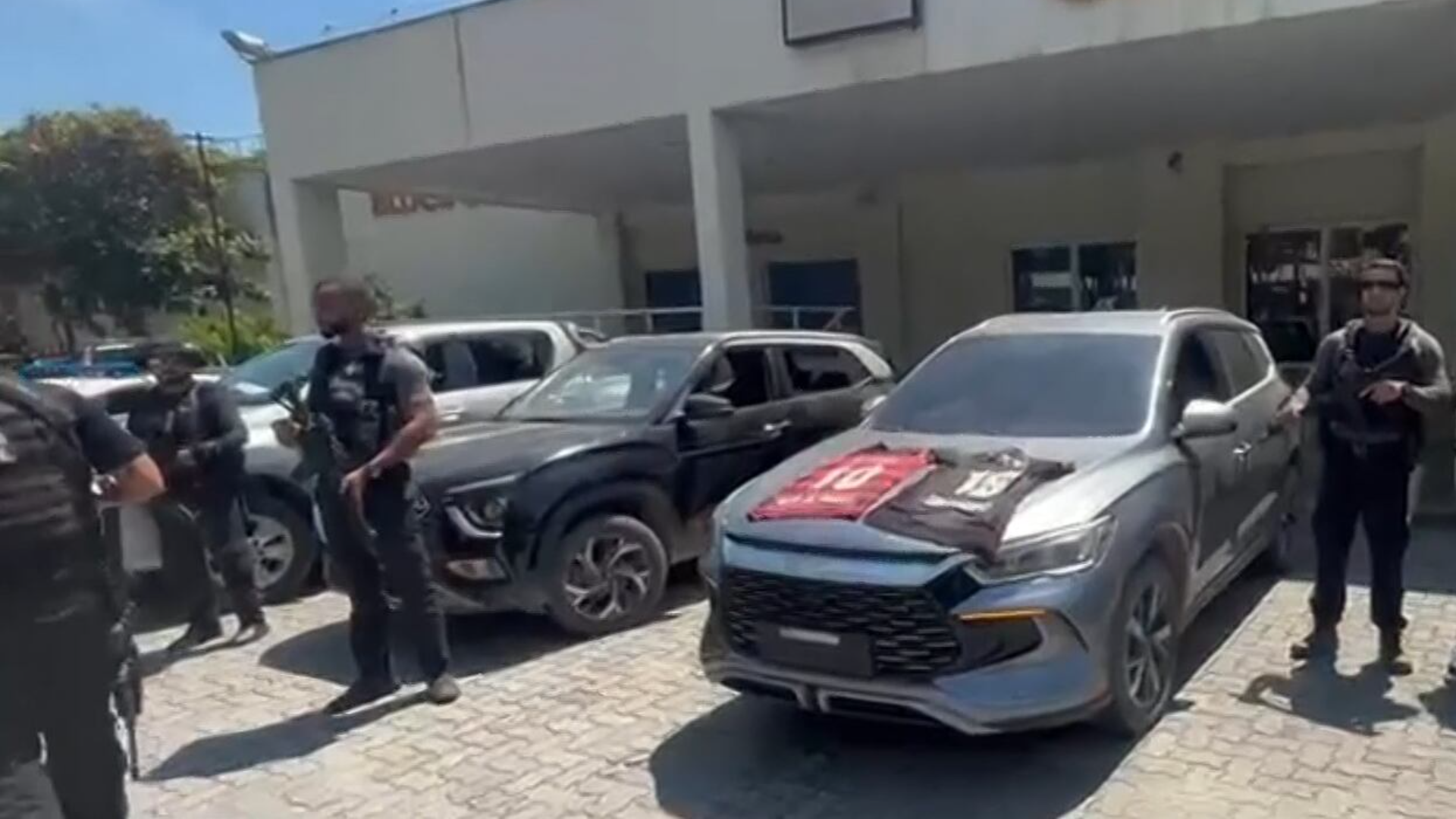 Polícia Civil evita roubo de carga e recupera três veículos de luxo em São Gonçalo (RJ)