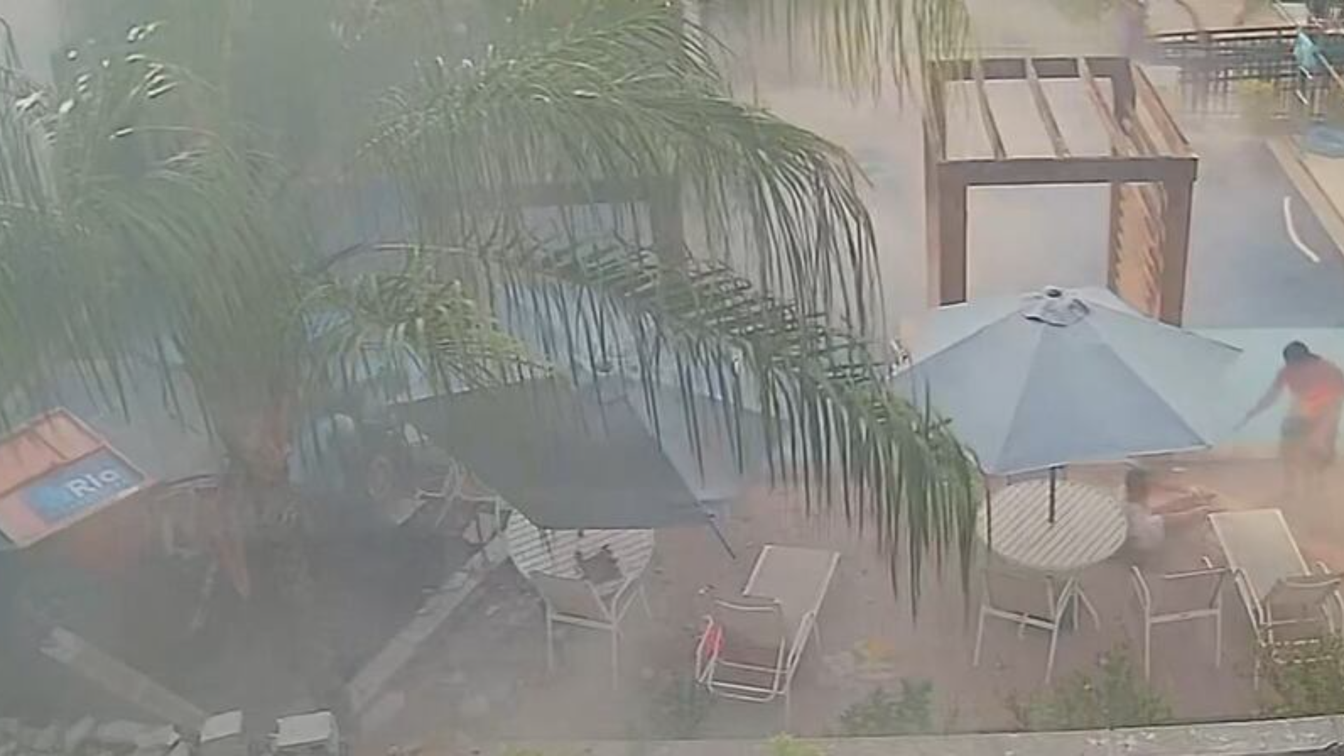 Trator desgovernado invade área de lazer em condomínio na zona norte do Rio de Janeiro