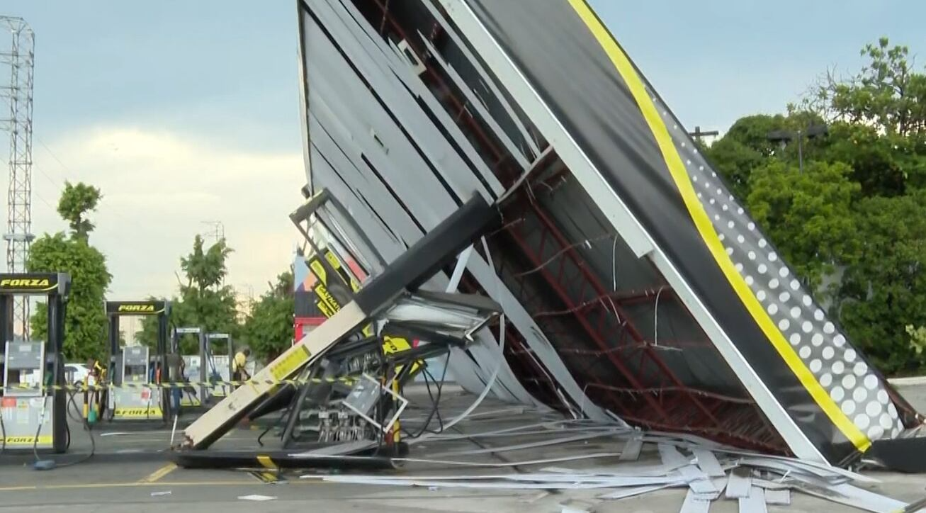 Ventania derruba cobertura de posto de combustíveis em São João de Meriti (RJ)