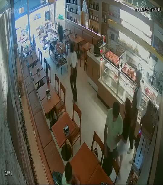 Vídeo: funcionária de padaria assaltada em SP corre atrás de suspeito