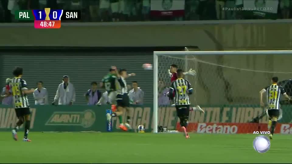 Defesaça! Gabriel Brazão salva o Peixe em cabeçada de Flaco López