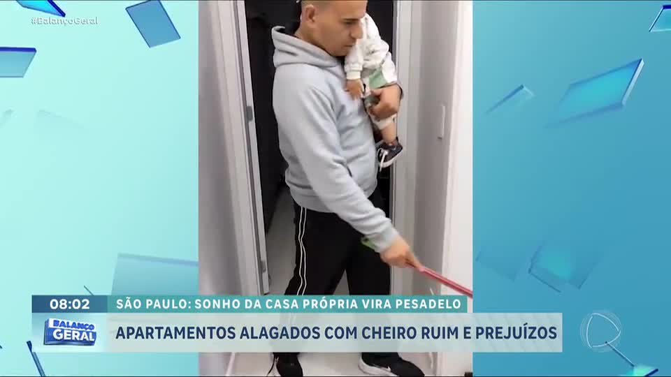 Água volta pelo ralo e alaga apartamentos de condomínio novo em Caieiras (SP)