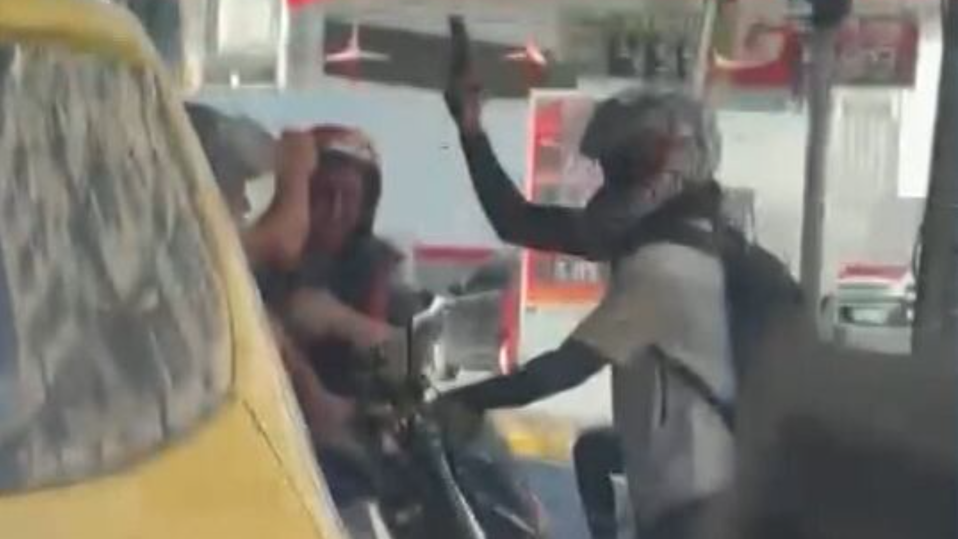 VÍDEO: Bandido atira para o alto e rouba moto no Rio Comprido, zona central do Rio