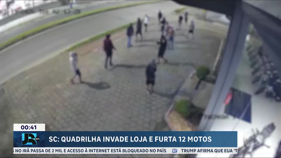 Câmeras de segurança flagram invasão e furto de 12 motos de concessionária em Itajaí (SC)