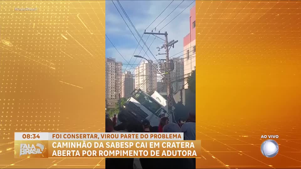 Caminhão da Sabesp cai em cratera durante reparo em Osasco