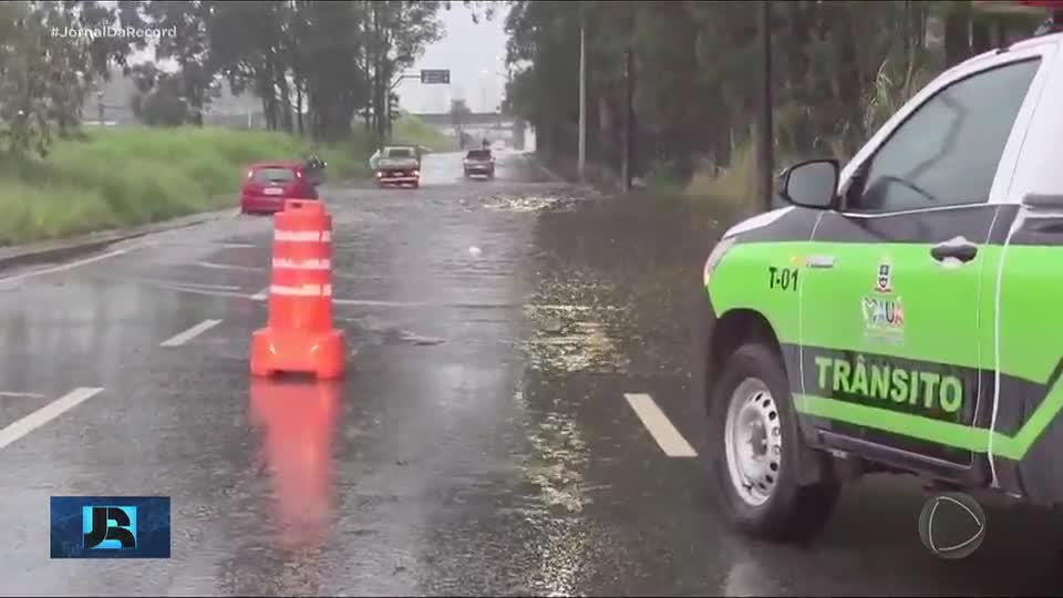 Chuva forte provoca alagamentos em várias partes da capital paulista e Grande SP