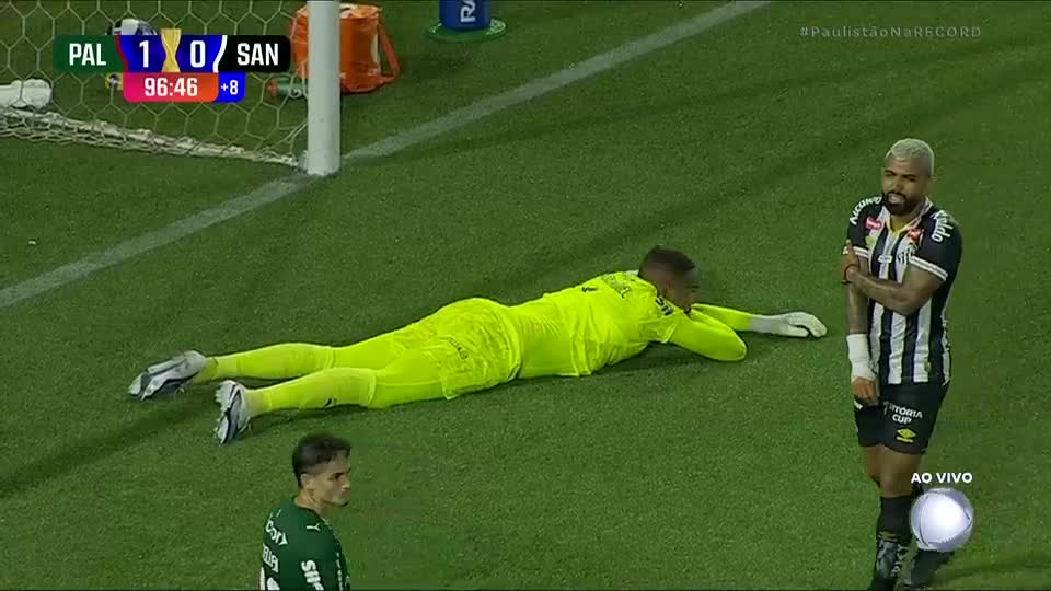 Robinho Jr. e Miguelito tentam empatar o jogo, mas param em Carlos Miguel