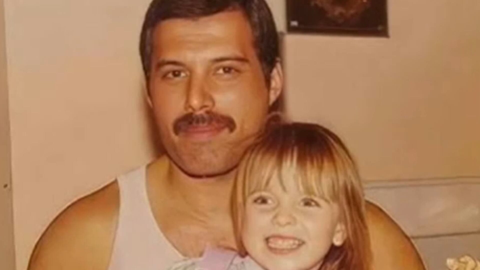 Suposta filha de Freddie Mercury morre aos 48 anos devido a câncer raro