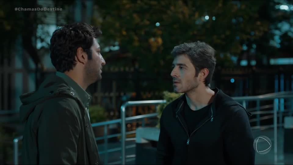 Ömer é recebido por Ozan e Rüya ao deixar a prisão | Chamas do Destino