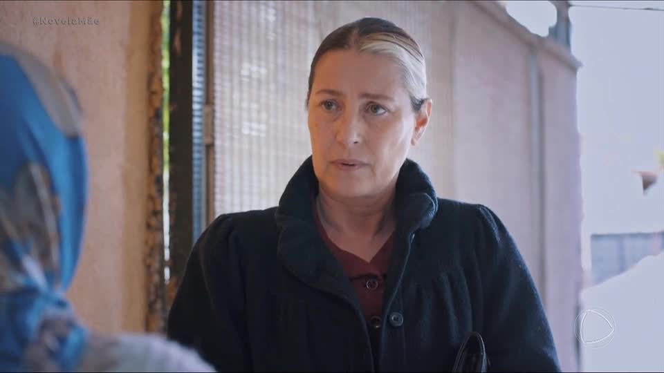 Gönül pede notícias de Melek à vizinha da família | Mãe