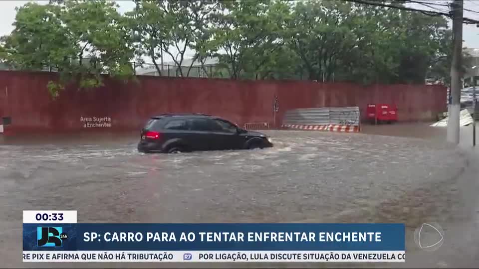 Chuva forte provoca alagamentos em São Paulo e deixa carro parcialmente submerso