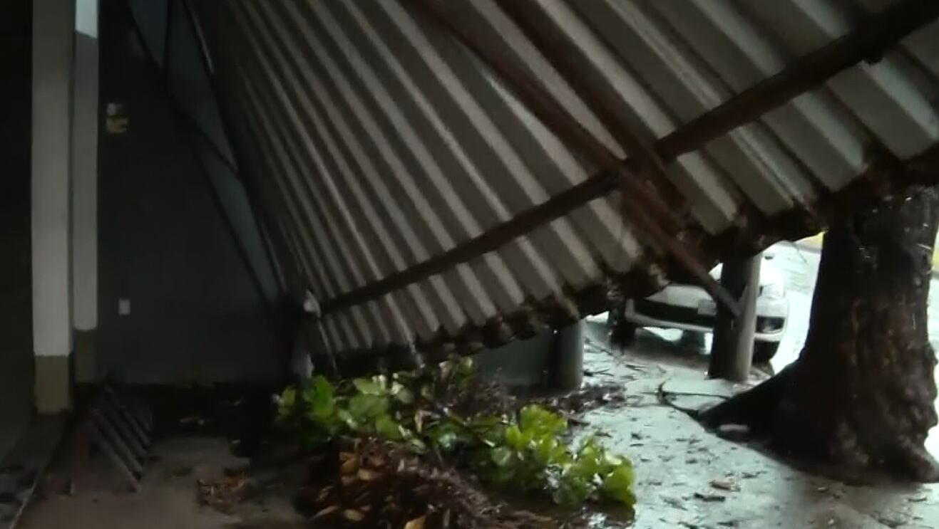 Em mais um dia de chuvas intensas no Rio, telhado de mercearia desaba na zona oeste