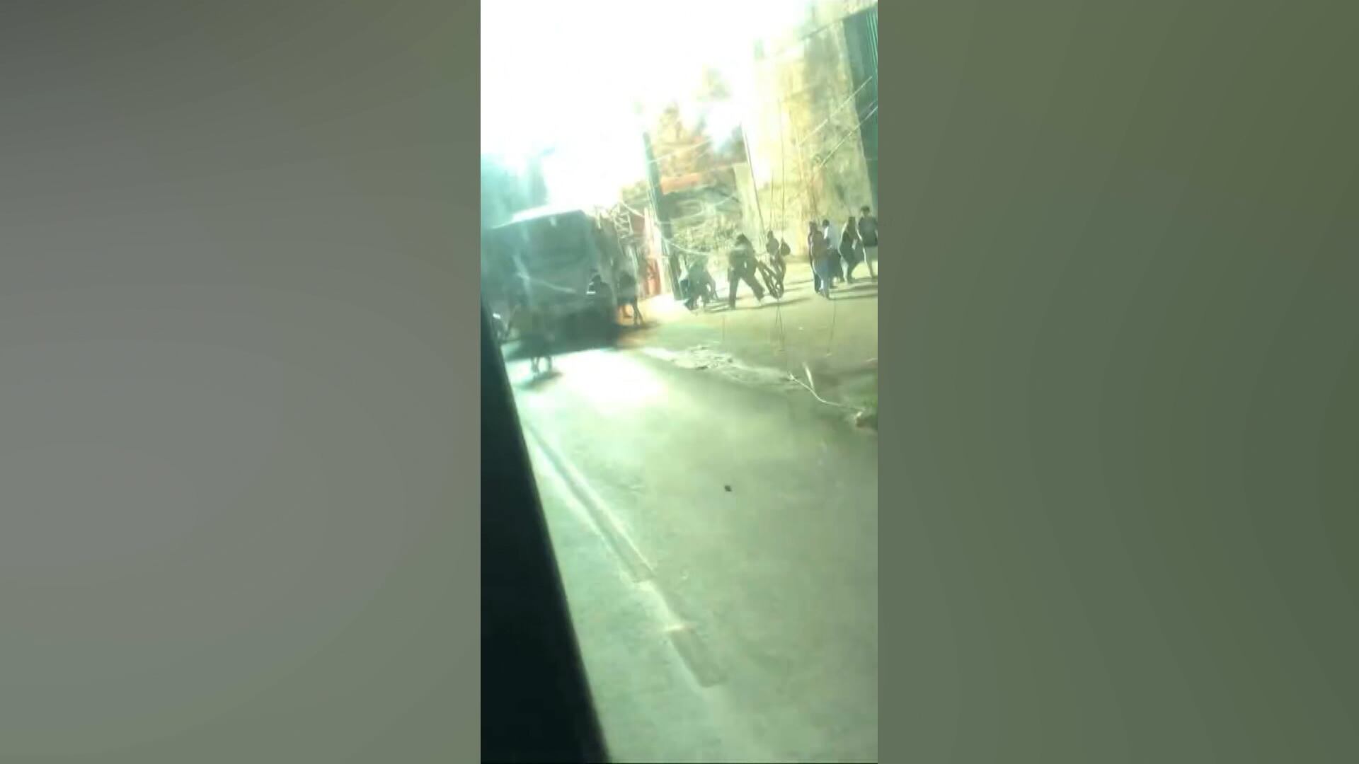 Ônibus bate em poste e provoca explosão em transformador